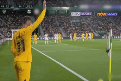 欧冠小组赛巴塞罗那全胜晋级，梅西神级发挥力克顿涅茨克矿工